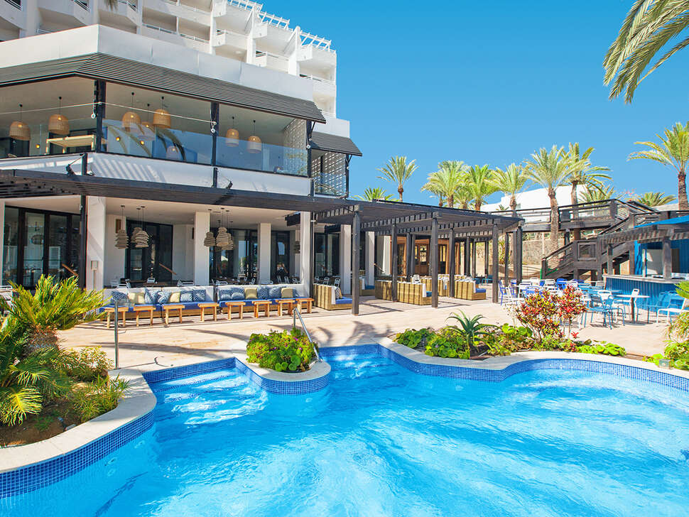 Een foto van het zwembad bij Corallium Dunamar by Lopesan Hotels