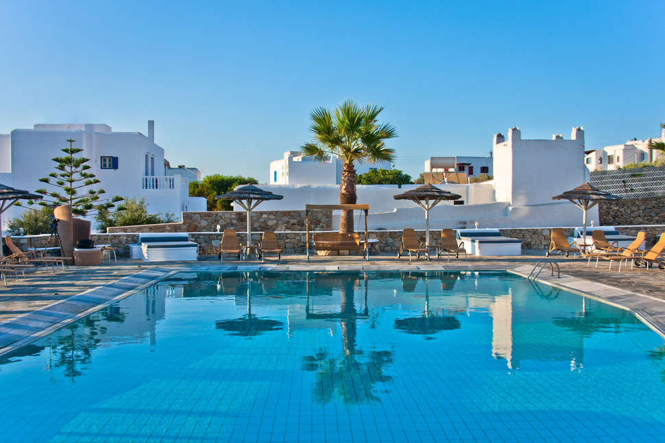 Een foto van het zwembad bij Yiannaki Hotel