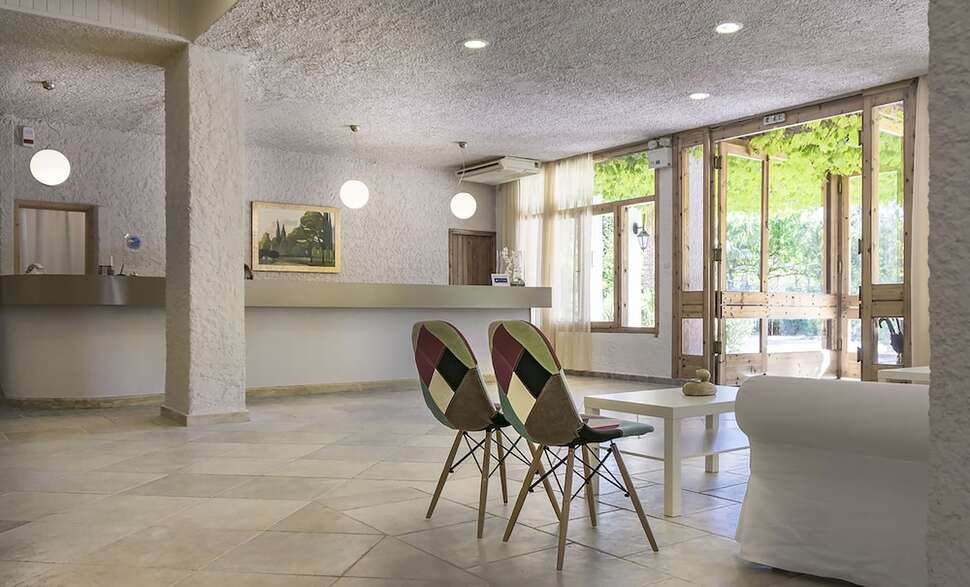 Een foto van het interieur van The Grove Seaside Hotel