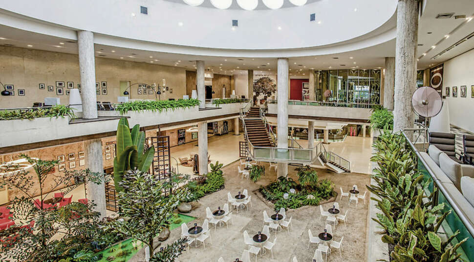 Een foto van het interieur van Tryp Habana Libre