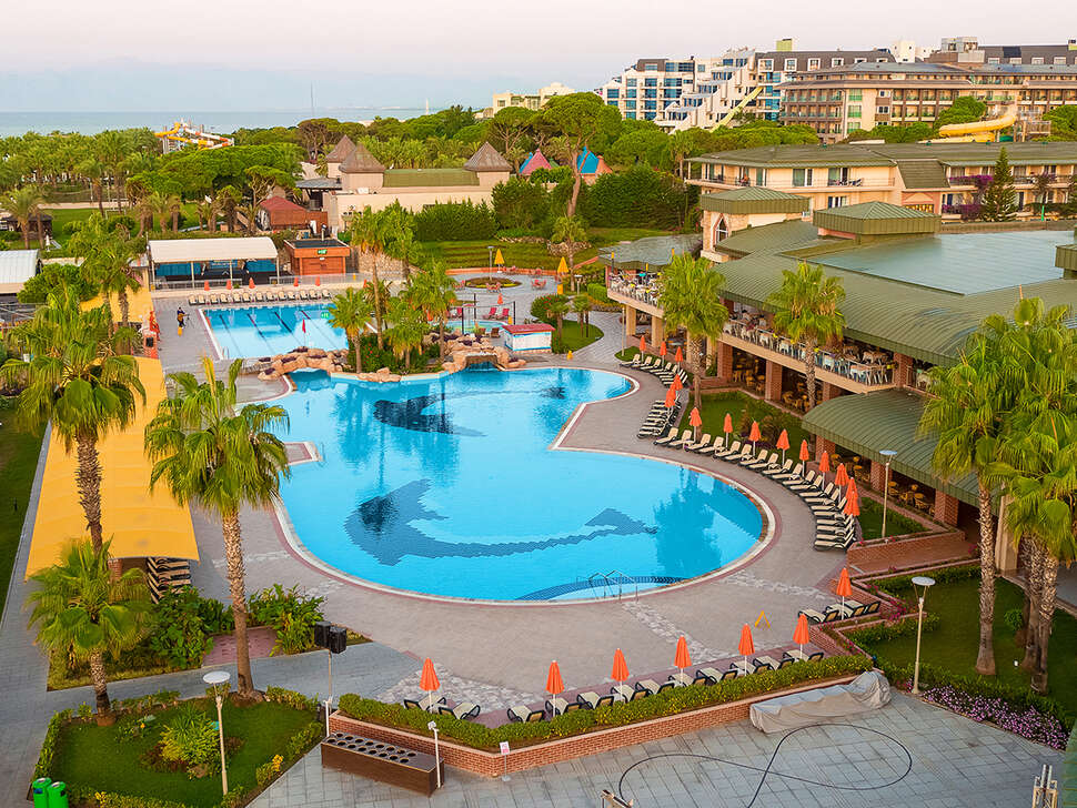 Een foto van het zwembad bij Pine Beach Belek