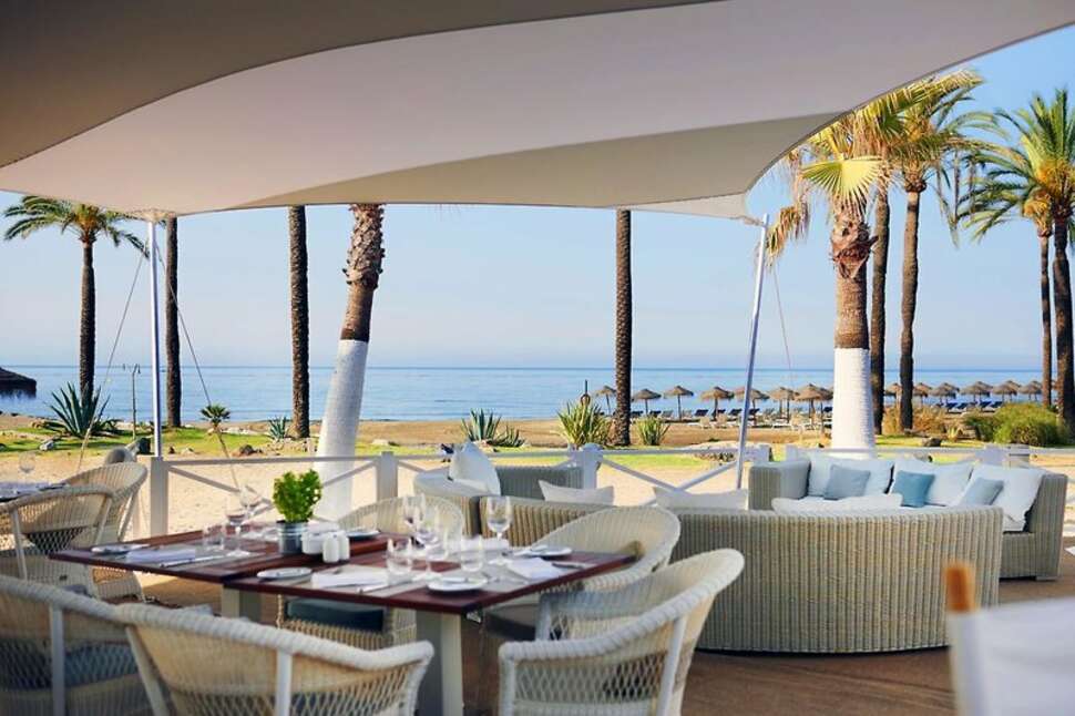 Ein Foto von der Terrasse im Puente Romano Beach Resort & Spa