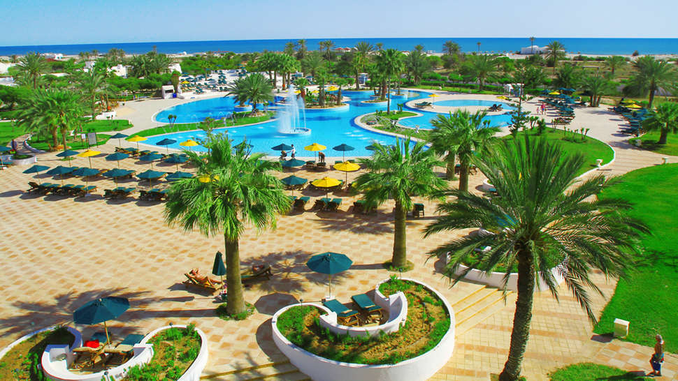 Een foto van het terras bij Djerba Plaza Thalasso & Spa
