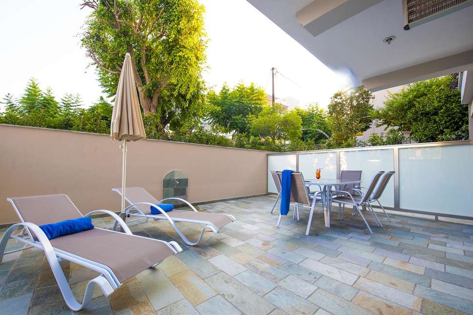 Een foto van het terras bij Peridis Family Resort