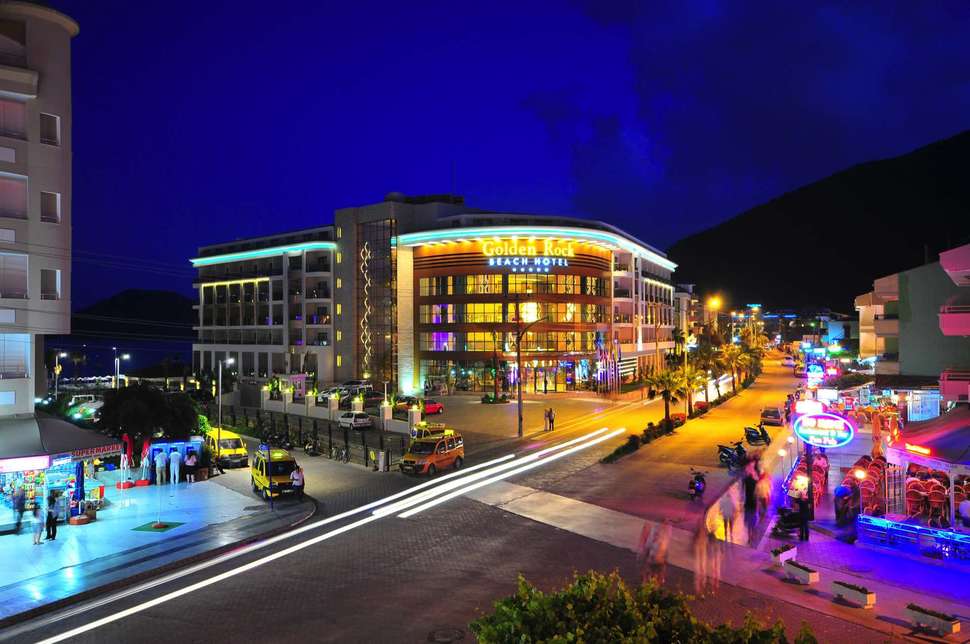 Ein Foto von der Außenansicht des Hotel Golden Rock Beach
