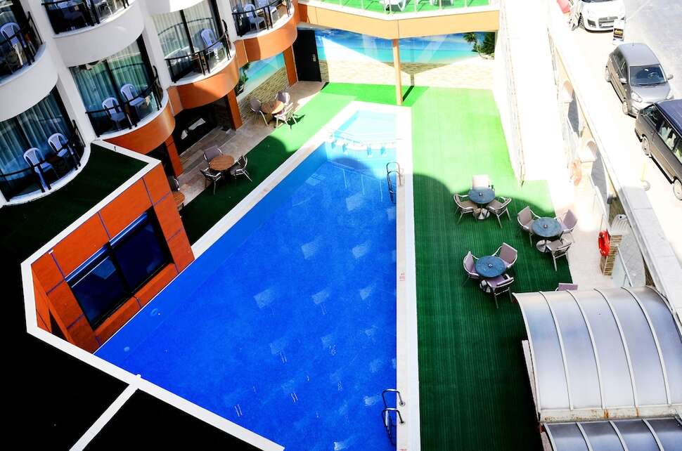 Ein Foto vom Pool im Hotel By Karaaslan Inn