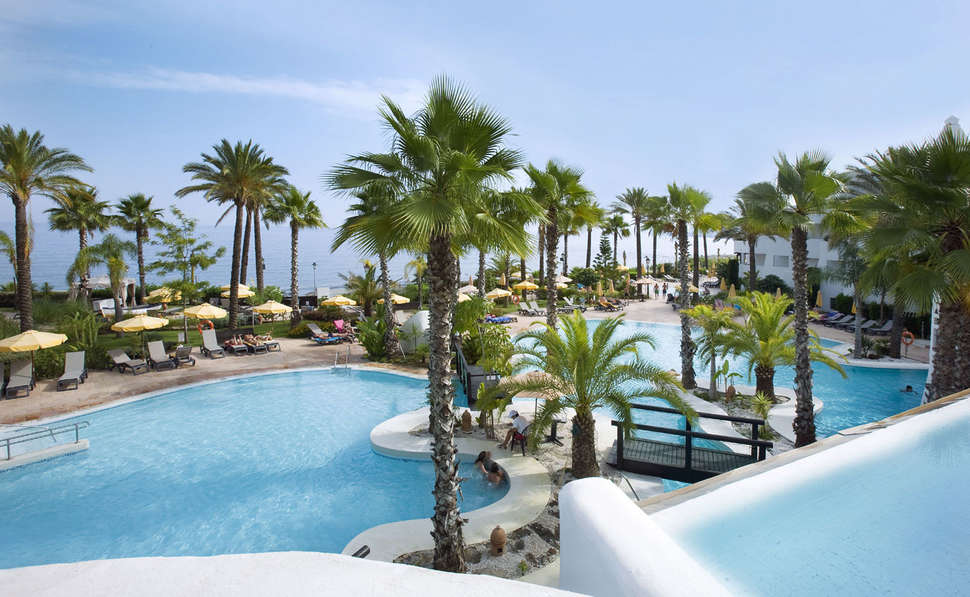 Ein Foto vom Pool im H10 Estepona Palace