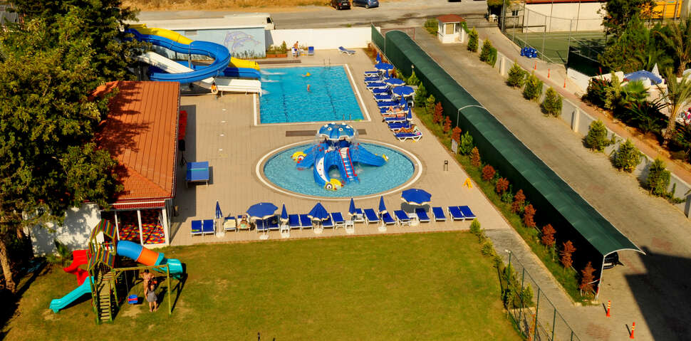 Een foto van het zwembad bij Blue Fish Hotel