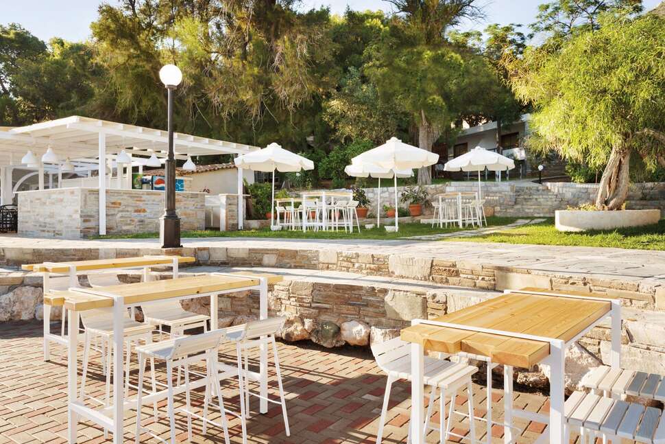 Een foto van het terras bij Ramada by Wyndham Loutraki Poseidon Resort