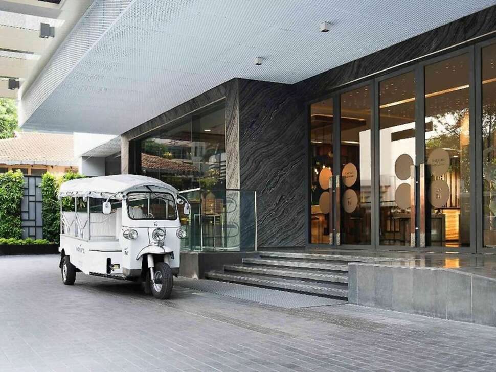 Ein Foto von der Außenansicht des Hotel Novotel Bangkok Sukhumvit 20