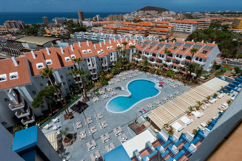 Een foto van het zwembad bij Paradise Park Fun Lifestyle Hotel