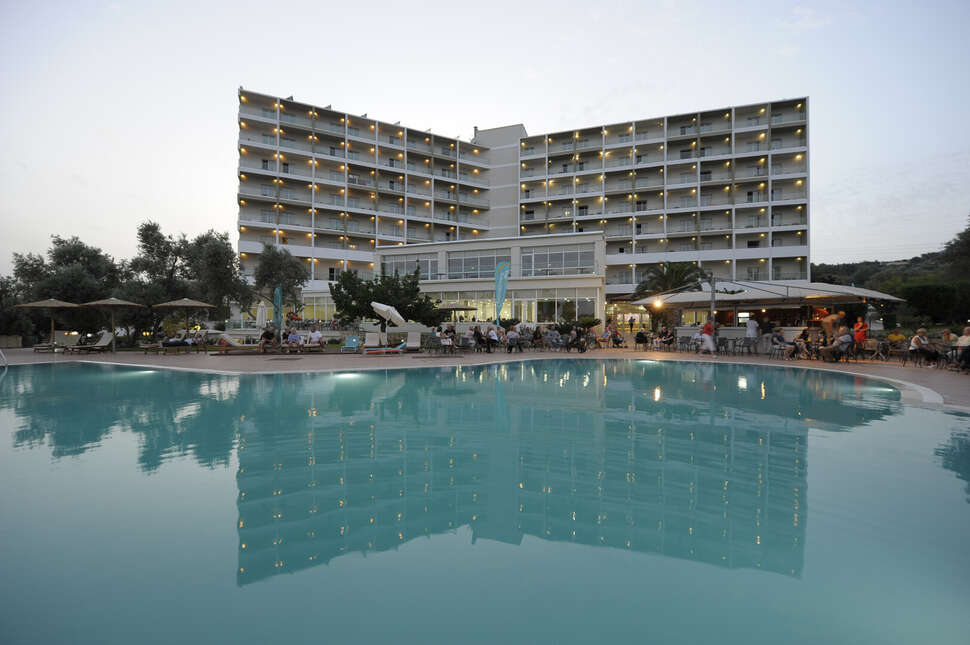 Een foto van het zwembad bij Evia Riviera Resort