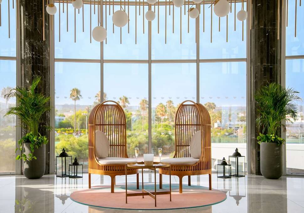 Een foto van het interieur van Nissiblu Beach Resort