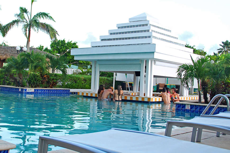 Een foto van het zwembad bij Tryp by Wyndham Aruba