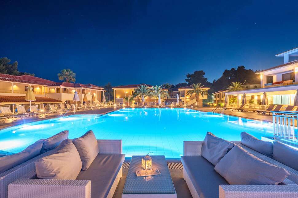 Een foto van het zwembad bij Lagomandra Beach Hotel & Suites