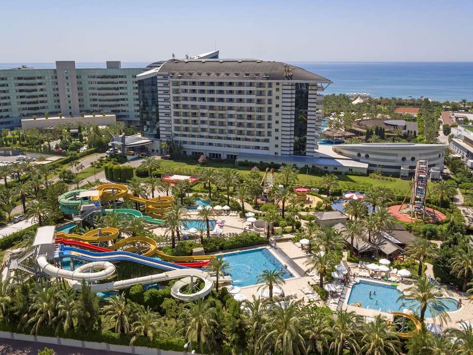 Een foto van het zwembad bij Royal Wings Hotel