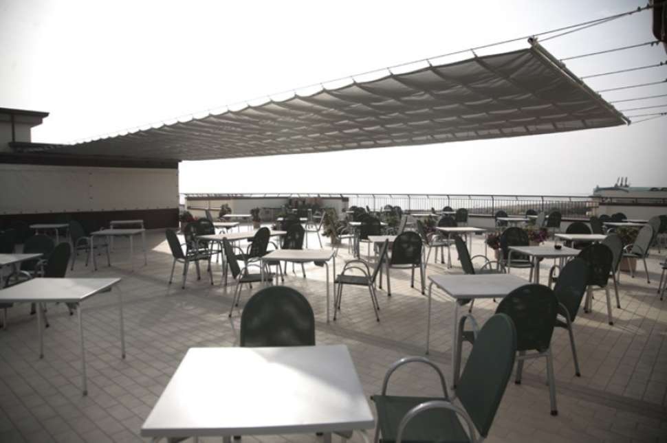 Een foto van het terras bij Club Hotel Dante