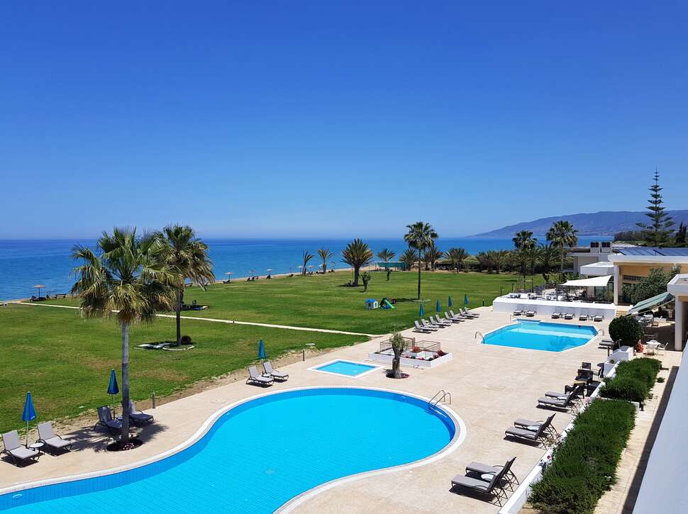 Een foto van het zwembad bij Natura Beach Hotel & Villas