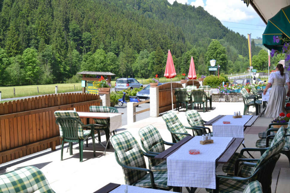 Een foto van het terras bij Hotel Aurach