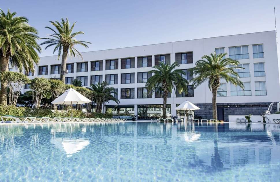 Een foto van het zwembad bij Azoris Royal Garden Hotel