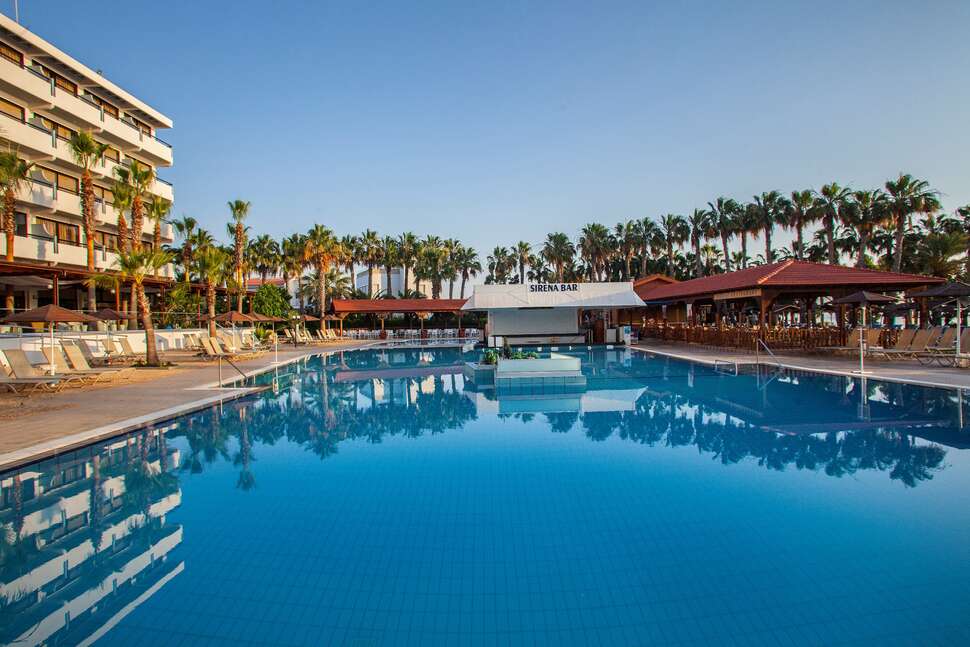 Een foto van het zwembad bij Cavo Maris Beach Hotel