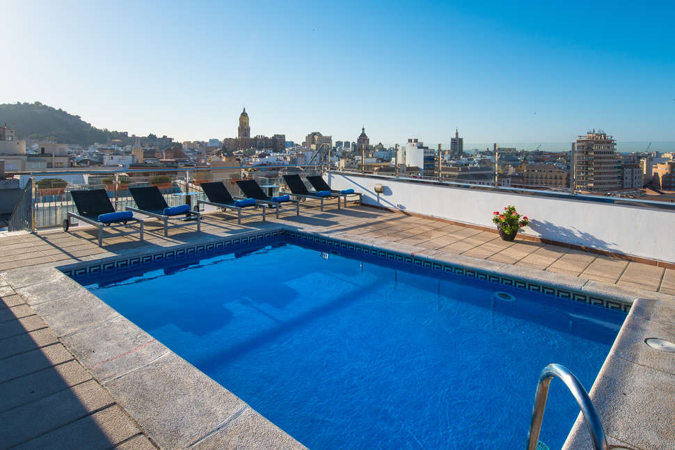Een foto van het zwembad bij Salles Hotel Malaga Centro