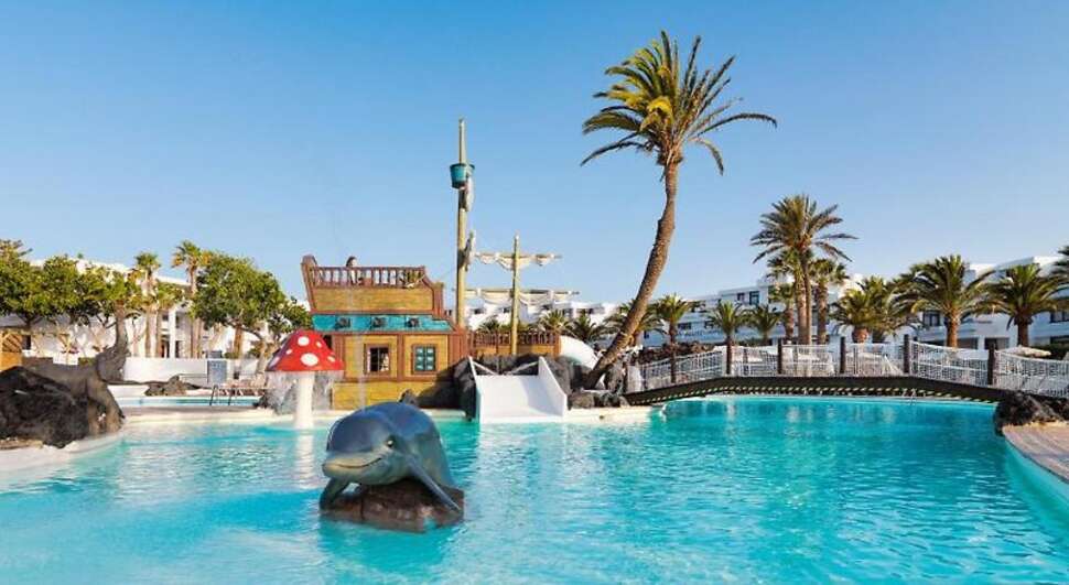 Een foto van het zwembad bij H10 Suites Lanzarote Gardens