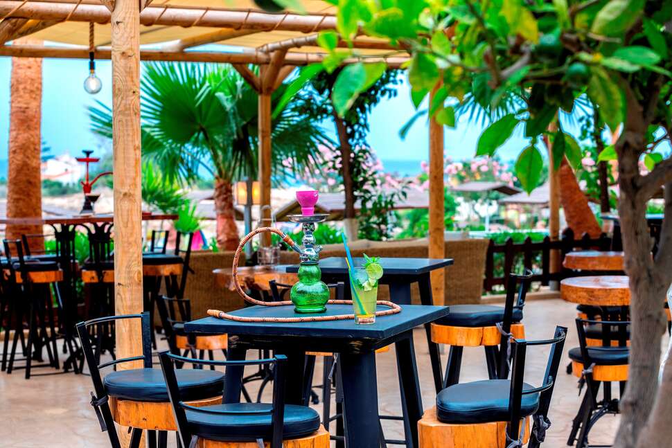 Een foto van de faciliteiten bij Cavo Maris Beach Hotel