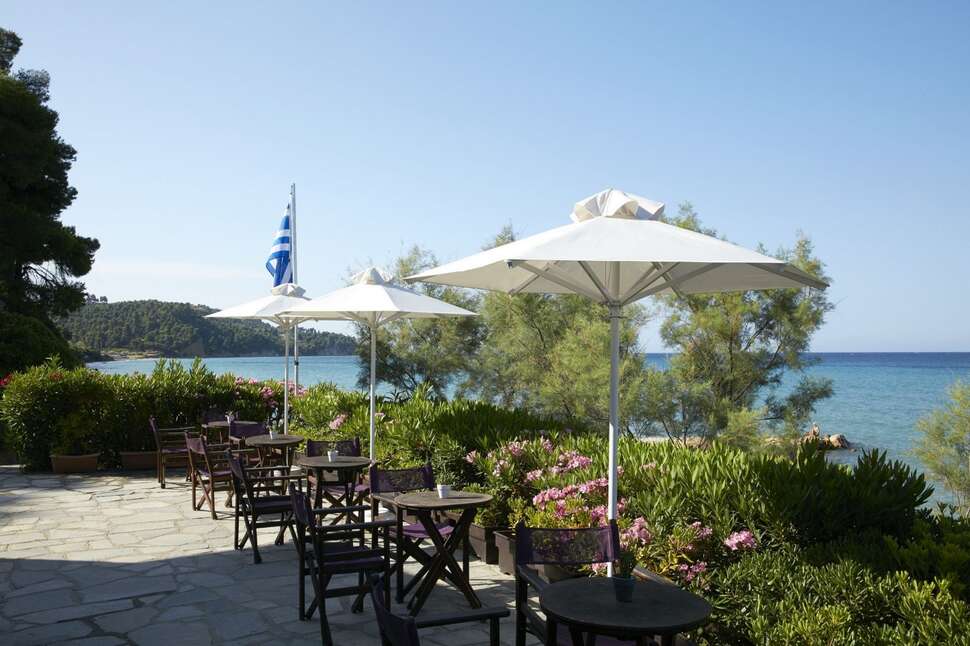 Een foto van het terras bij Simantro Resort