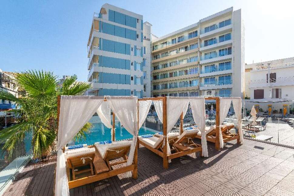 Een foto van het zwembad bij Arte Hotel