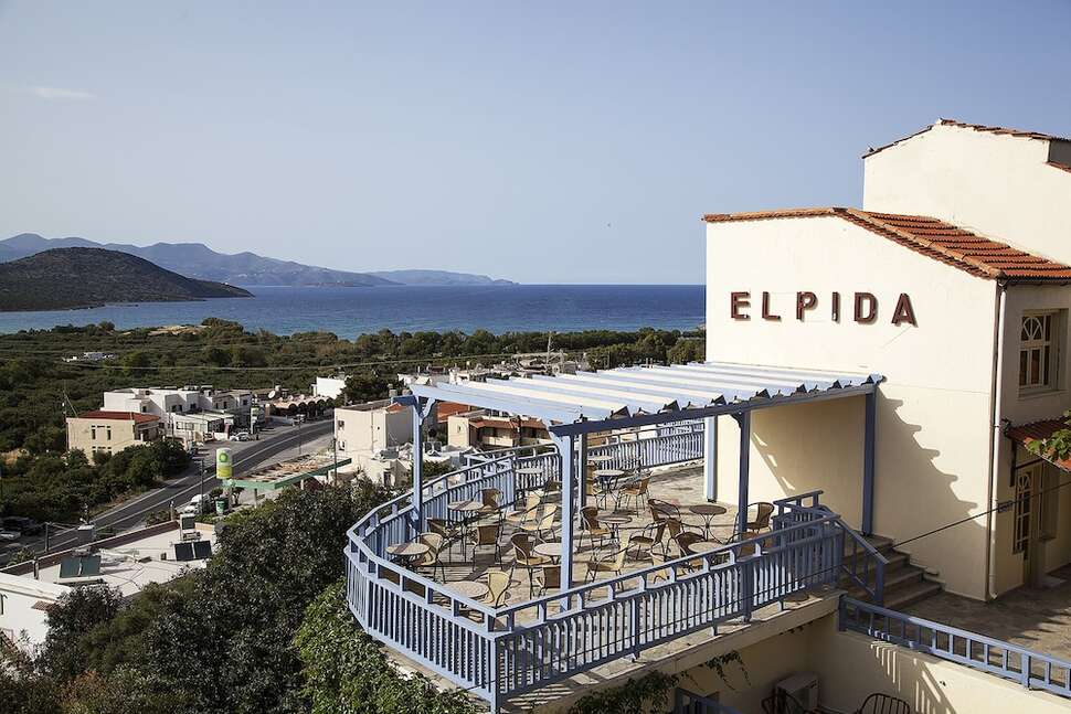 Een foto van het terras bij Elpida Village