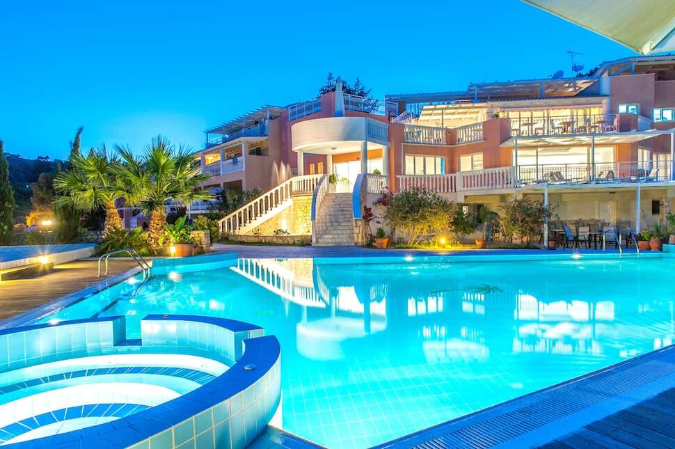 Een foto van het zwembad bij Belvedere Luxury Suites