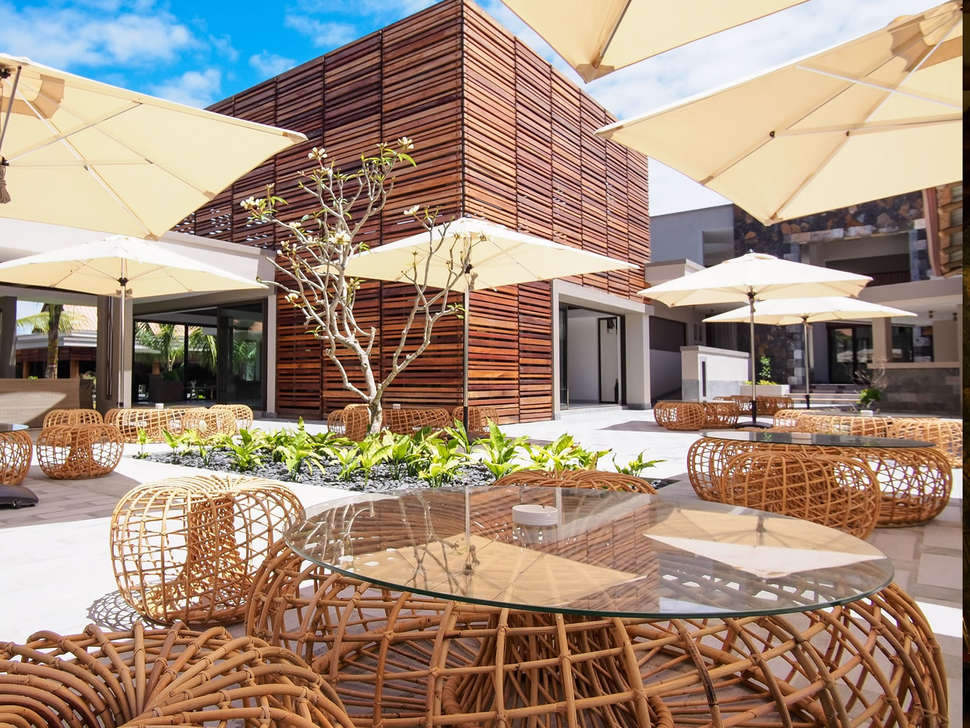 Een foto van het terras bij Crystals Beach Resort Belle Mare