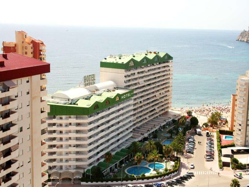 Een foto van de buitenkant van AR Roca Esmeralda & Spa
