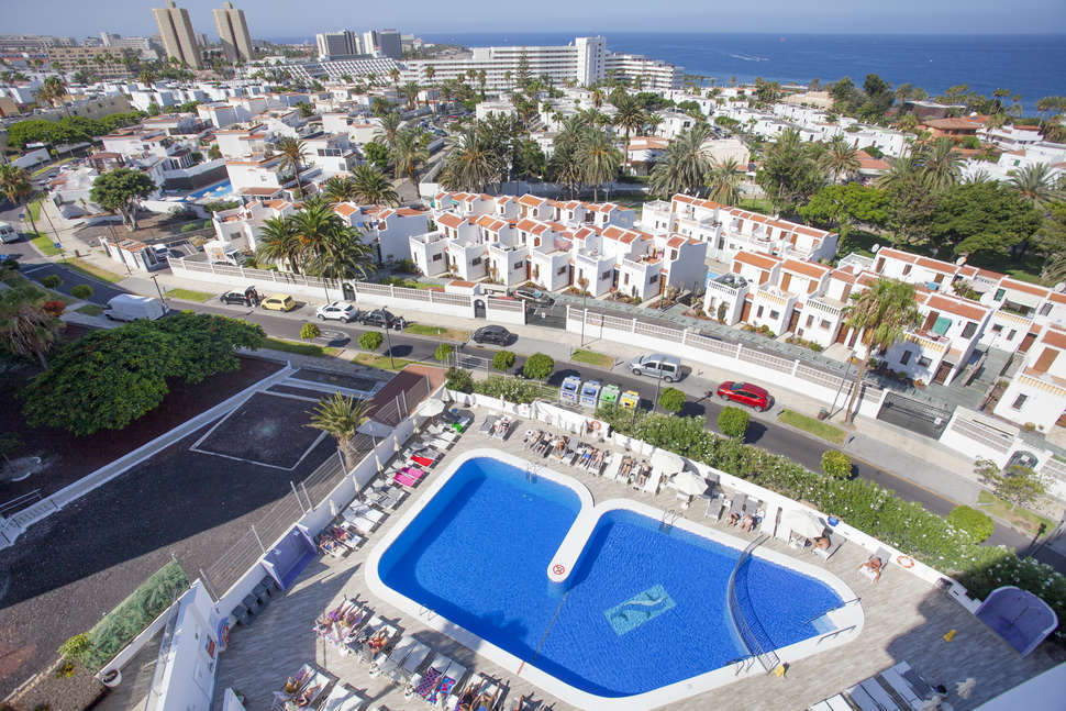 Een foto van het zwembad bij Hotel Coral Ocean View