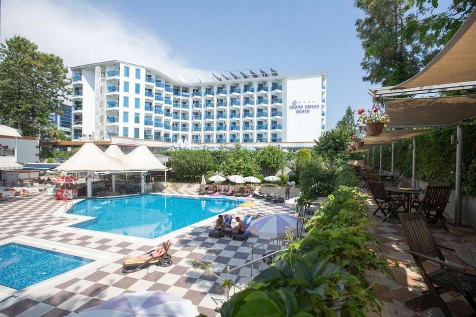 Een foto van het zwembad bij Hotel Grand Okan