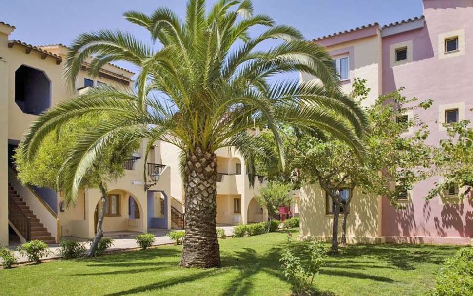 Een foto van de buitenkant van Globales Bouganvilla Aparthotel