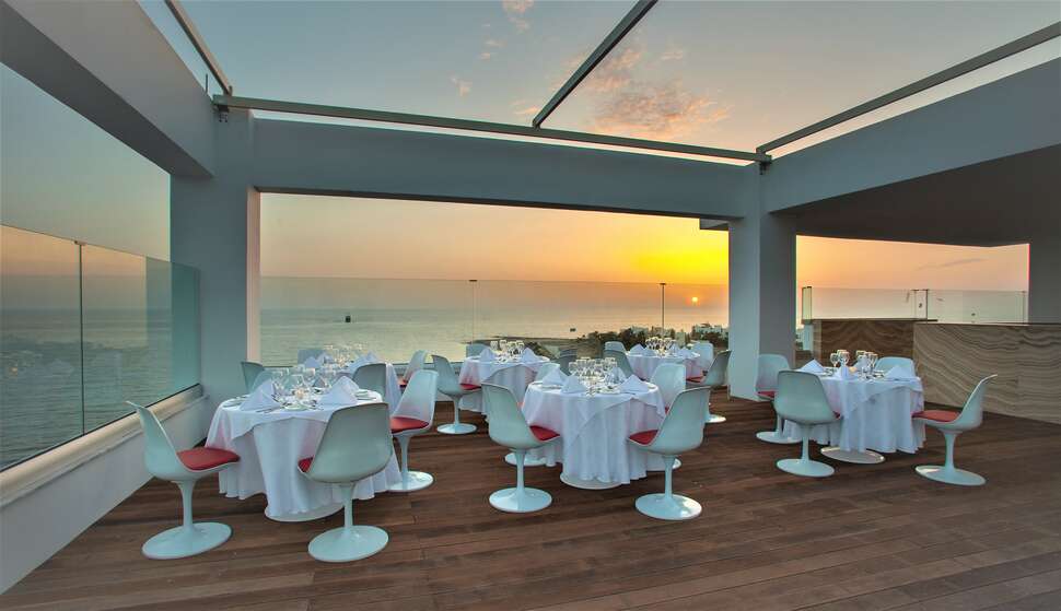 Ein Foto The King Evelthon Beach Hotel & Resort