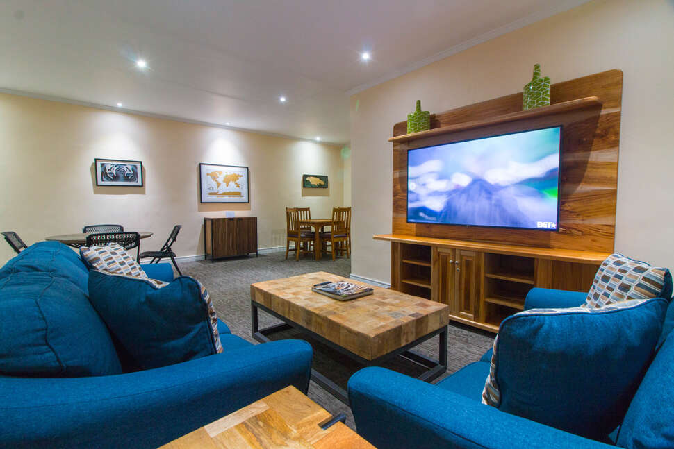 Een foto van het interieur van Travellers Beach Resort