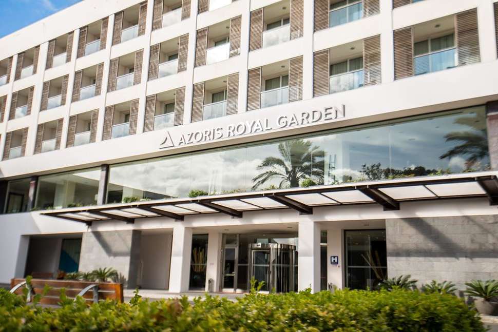 Een foto van de buitenkant van Azoris Royal Garden Hotel