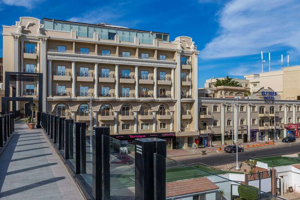 Een foto van de buitenkant van Elysees Dream Beach Hotel