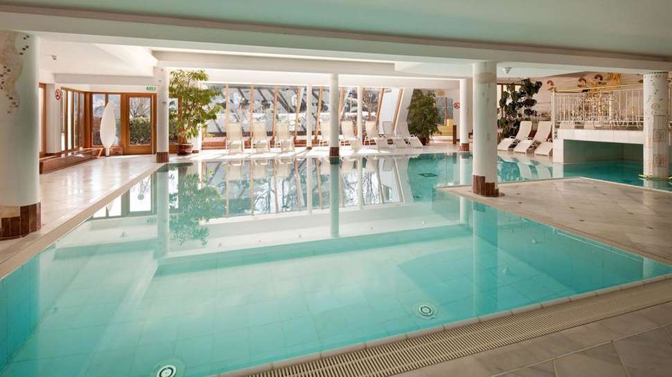 Een foto van het zwembad bij Hotel Crystal
