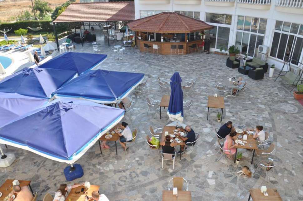 Een foto van het terras bij Hotel Sempati
