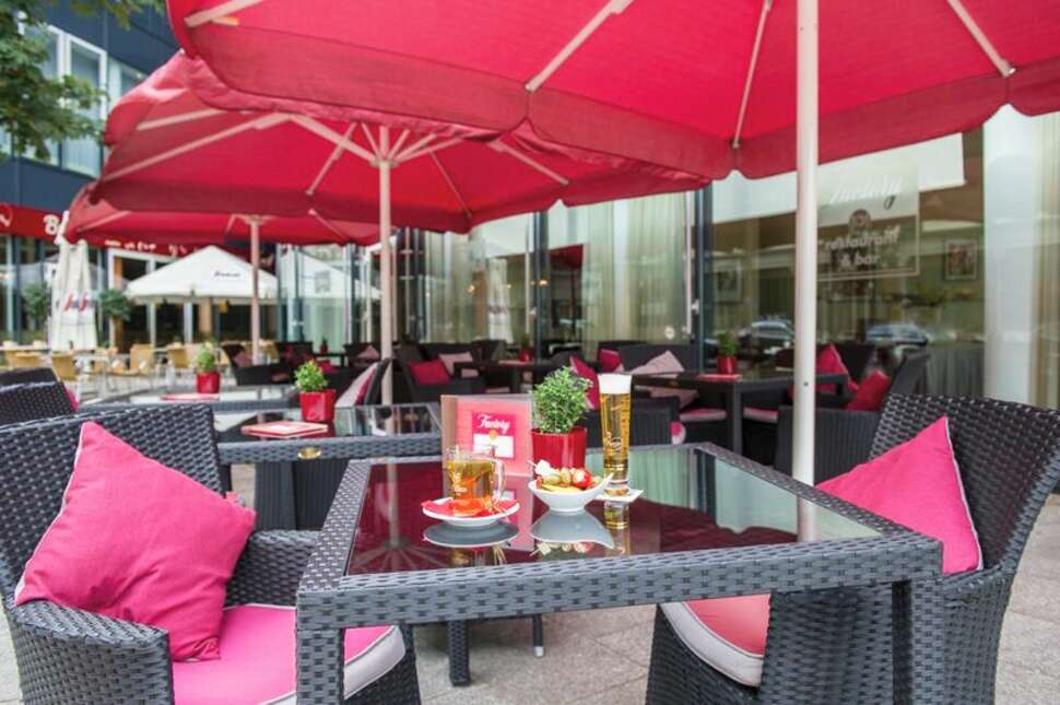 Een foto van het terras bij Art'Otel Dresden