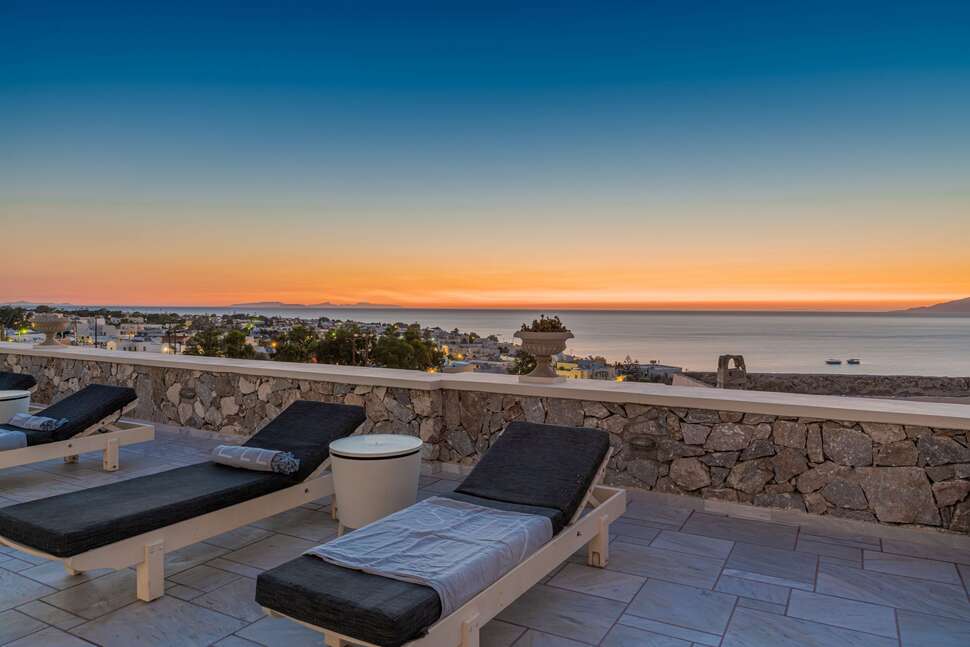 Een foto van het terras bij Epavlis Hotel