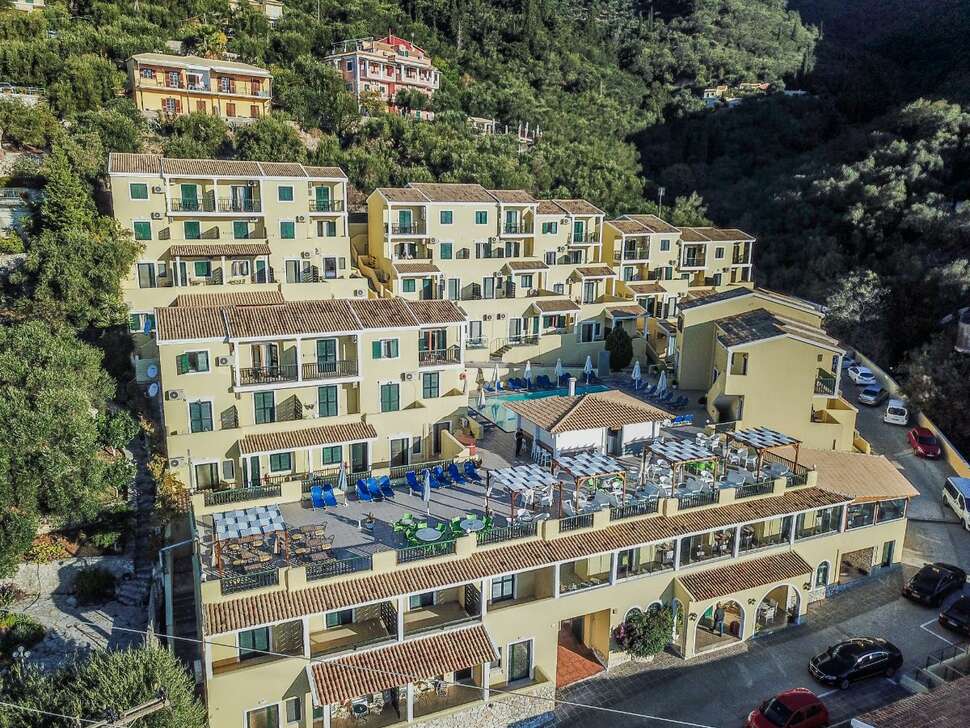 Een foto van de buitenkant van Corfu Aquamarine Hotel
