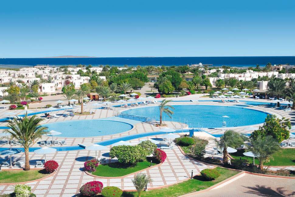 Een foto van het zwembad bij Pharaoh Azur Resort