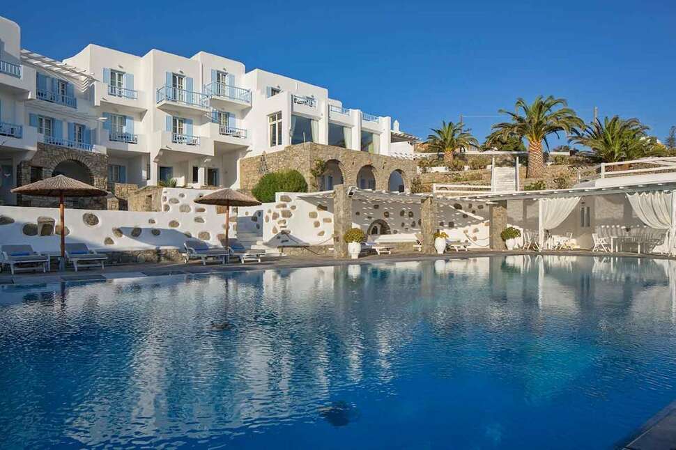 Een foto van het zwembad bij Manoulas Mykonos Beach Resort