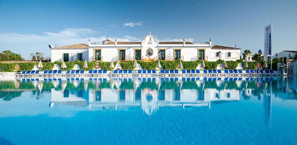 Een foto van het zwembad bij Globales Pueblo Andaluz