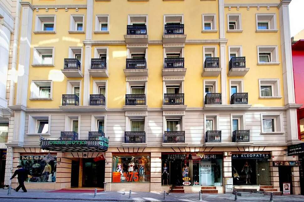 Ein Foto von der Außenansicht des Oran Hotel
